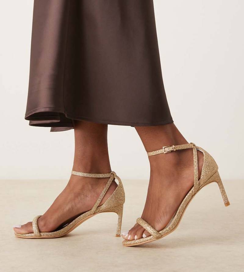 Glamorous Wide Fit - Minimalistische Absatzsandalen in glitzernder Goldoptik, weite Passform-Goldfarben von Glamorous Wide Fit