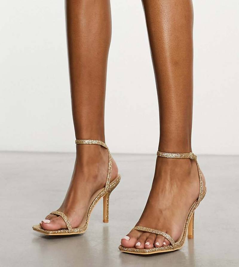 Glamorous Wide Fit - Minimalistische Absatzsandalen in glitzernder Goldoptik, weite Passform-Goldfarben von Glamorous Wide Fit