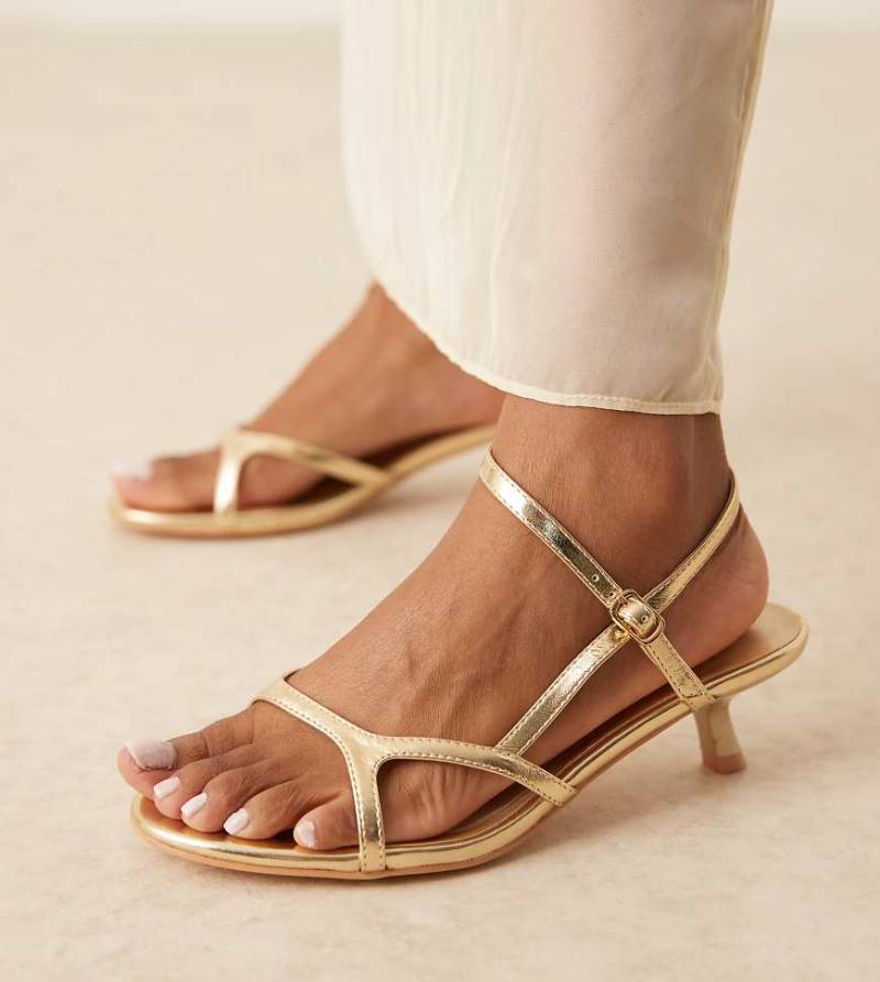 Glamorous Wide Fit - Riemchen-Sandaletten in Gold mit Kitten-Absatz, weite Passform-Goldfarben von Glamorous Wide Fit