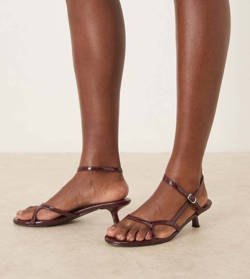 Glamorous Wide Fit - Riemchen-Sandaletten in burgunderroter Lackoptik mit Kitten-Absatz von Glamorous Wide Fit