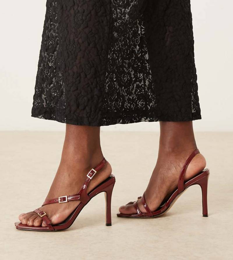 Glamorous Wide Fit - Sandalen in Burgunderrot mit Absatz, Schnallendetails und Lackoptik, weite Passform Glamorous Wide Fit - Sandalen in Burgunderrot mit Absatz, Schnallendetails und Lackoptik, weite Passform von Glamorous Wide Fit