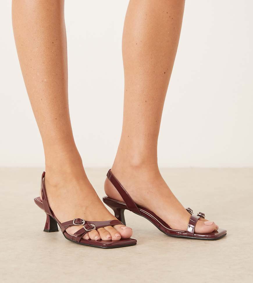 Glamorous Wide Fit - Sandalen in Burgunderrot mit Absatz, Schnallendetails und Lackoptik, weite Passform von Glamorous Wide Fit