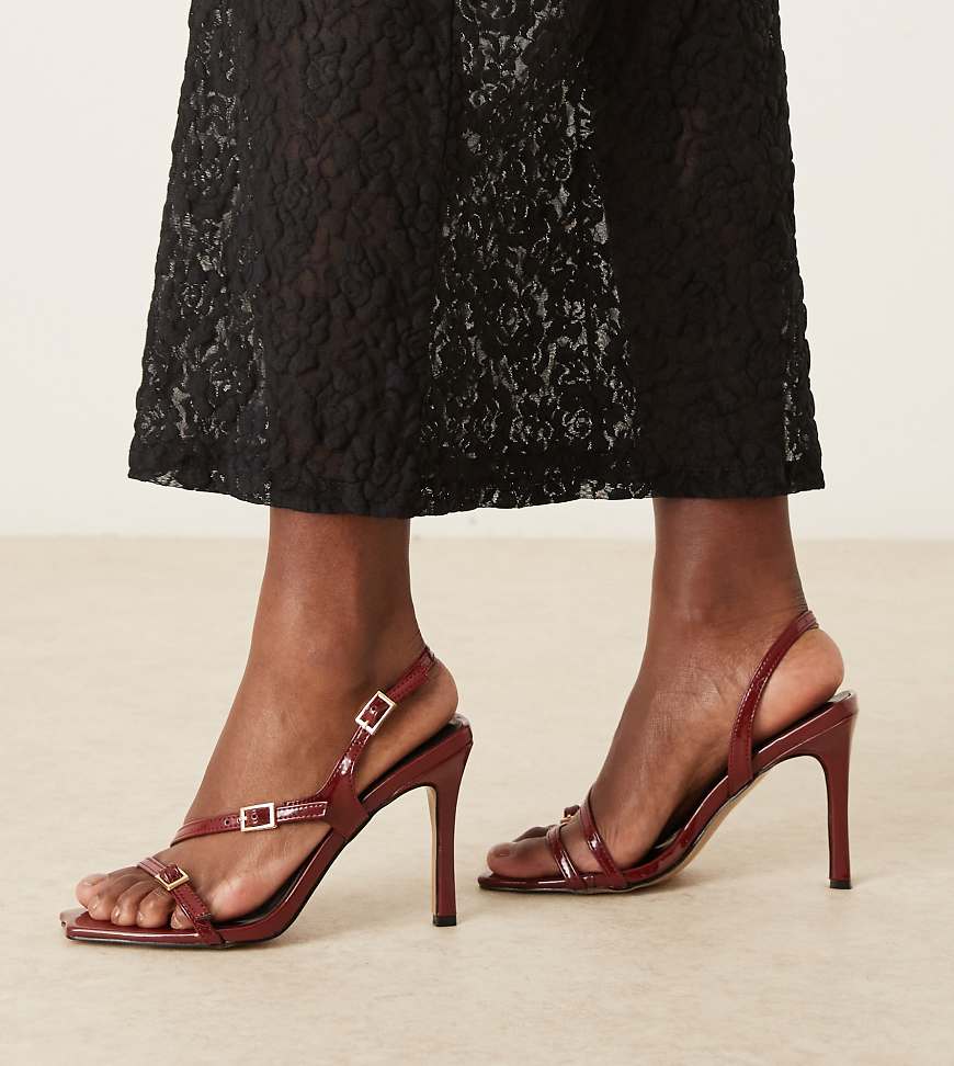 Glamorous Wide Fit - Sandalen in Burgunderrot mit Absatz, Schnallendetails und Lackoptik, weite Passform von Glamorous Wide Fit