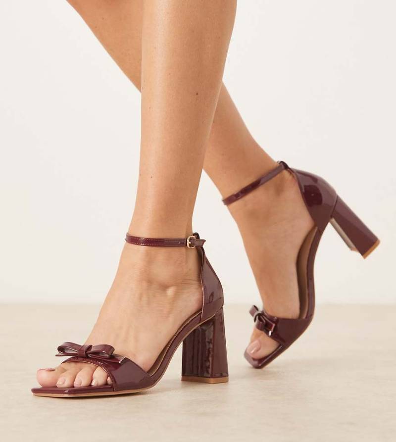 Glamorous Wide Fit - Sandaletten in Burgunderrot mit Schleife und Blockabsatz, weite Passform von Glamorous Wide Fit