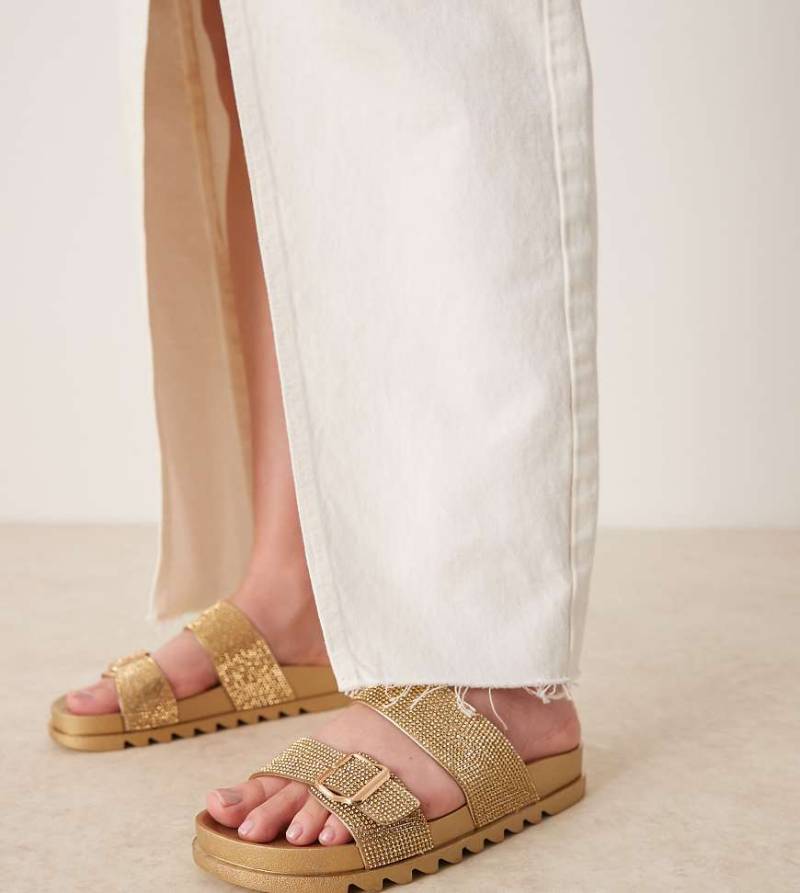 Glamorous Wide Fit - Slider in Gold mit Strassriemen-Goldfarben von Glamorous Wide Fit