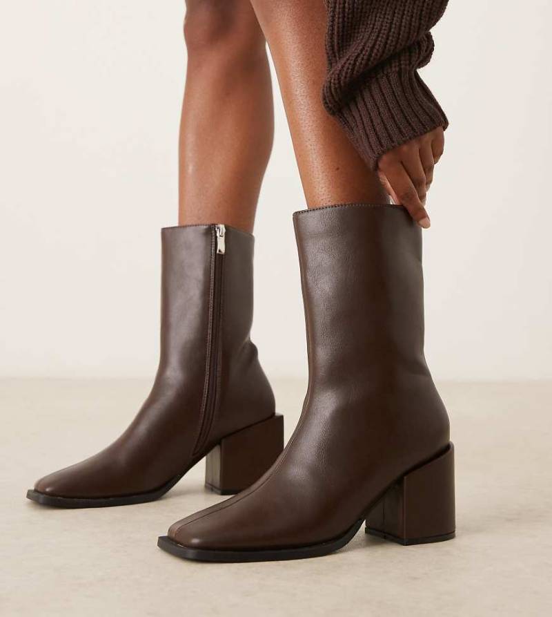 Glamorous Wide Fit - Stiefel in Braun mit Blockabsatz, eckiger Zehenpartie und Mikrostruktur-Brown von Glamorous Wide Fit