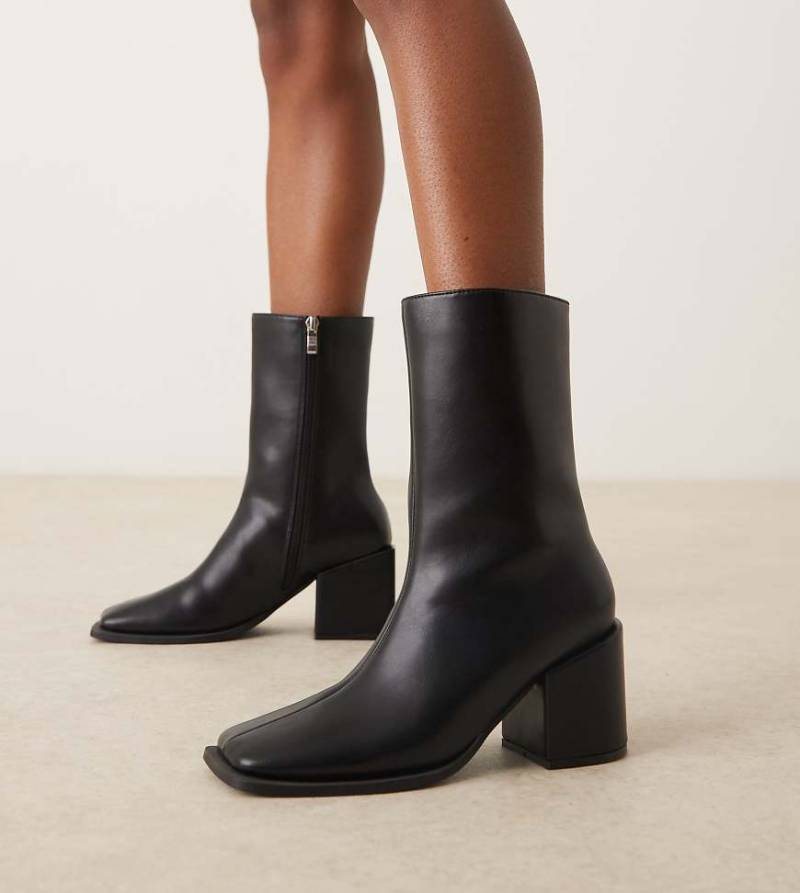 Glamorous Wide Fit - Stiefel in Schwarz mit Blockabsatz, eckiger Zehenpartie und Mikrostruktur, weite Passform von Glamorous Wide Fit