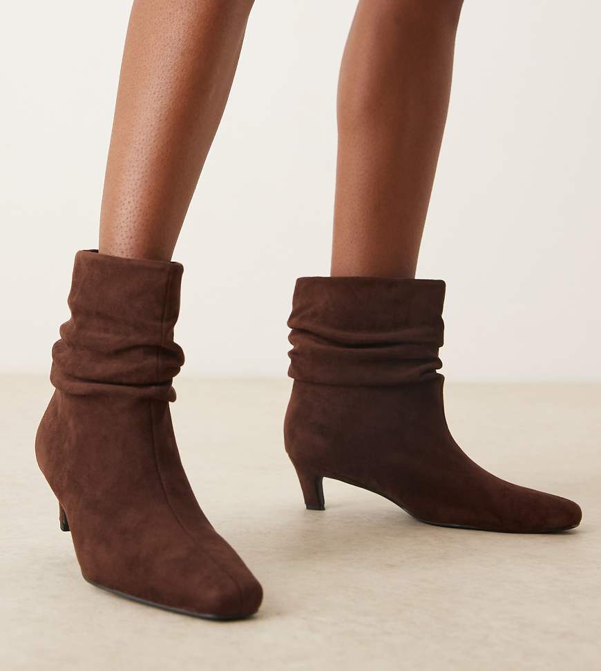 Glamorous Wide Fit - Stiefeletten in Braun mit gerafftem Design, Kitten-Absatz und Mikrostruktur, weite Passform-Brown Glamorous Wide Fit - Stiefeletten in Braun mit gerafftem Design, Kitten-Absatz und Mikrostruktur, weite Passform-Brown von Glamorous Wide Fit