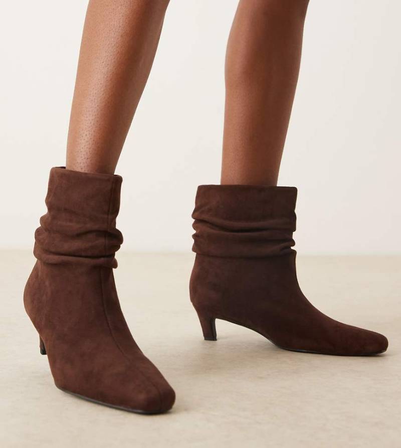 Glamorous Wide Fit - Stiefeletten in Braun mit gerafftem Design, Kitten-Absatz und Mikrostruktur, weite Passform-Brown von Glamorous Wide Fit