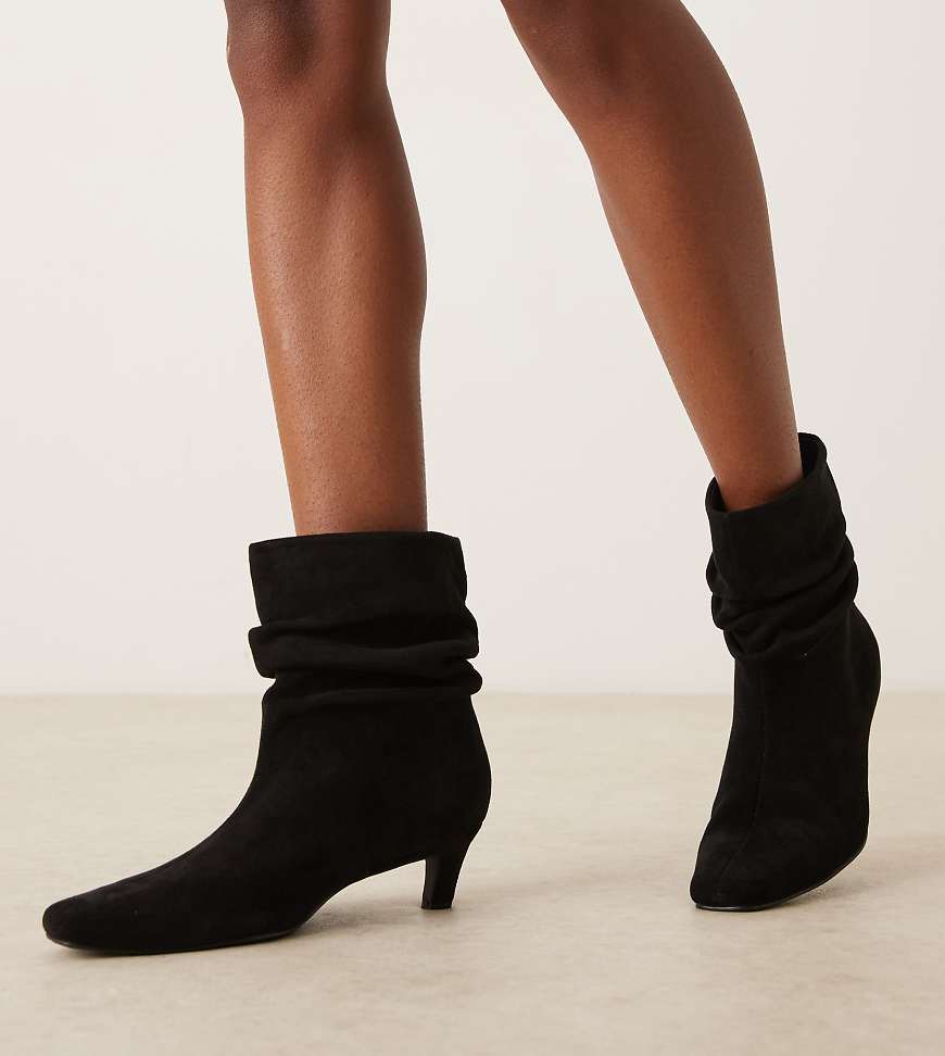 Glamorous Wide Fit - Stiefeletten in Schwarz mit gerafftem Design, Kitten-Absatz und Mikrostruktur, weite Passform Glamorous Wide Fit - Stiefeletten in Schwarz mit gerafftem Design, Kitten-Absatz und Mikrostruktur, weite Passform von Glamorous Wide Fit