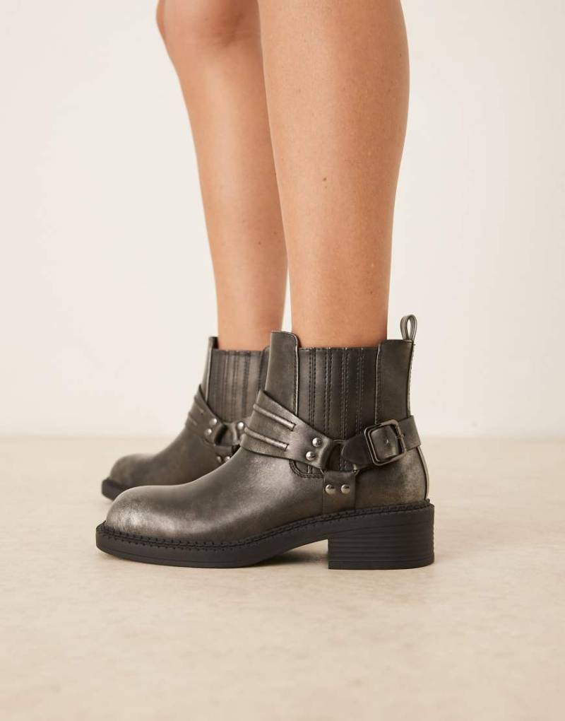 Glamorous - Ankle Boots in verwaschenem Schwarz mit niedrigem Schaft und Gurt-Detail von Glamorous