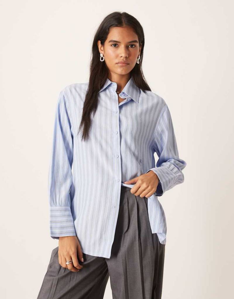 Glamorous - Asymmetrische Hemdbluse in Blau mit Knopfleiste und Streifen-Bunt von Glamorous