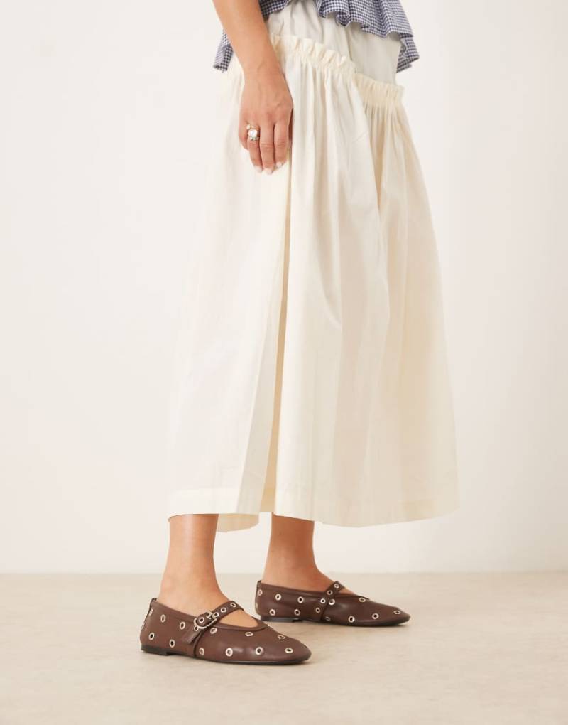 Glamorous - Ballerinas in Braun mit Schnallenriemen und Ösendesign von Glamorous