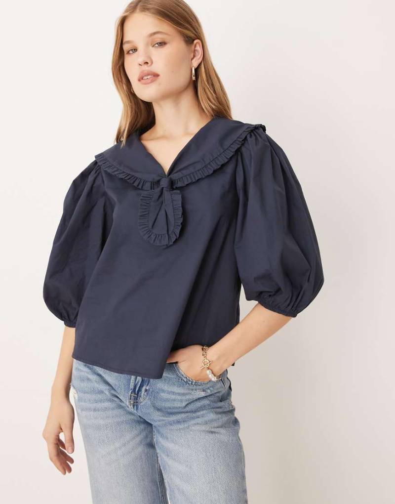 Glamorous - Bluse in Marineblau mit Puffärmeln, Rüschenkragen und Schnürung von Glamorous