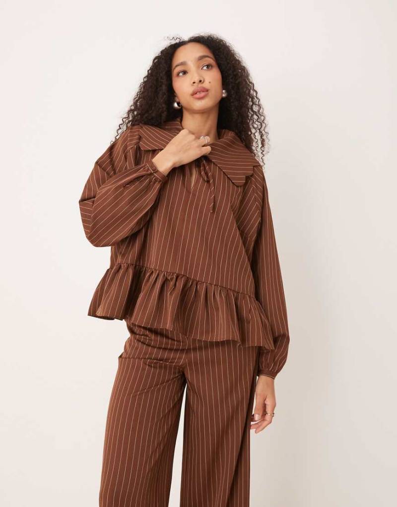 Glamorous - Bluse in gestreiftem Braun mit Puffärmeln und Schößchensaum, Kombiteil von Glamorous