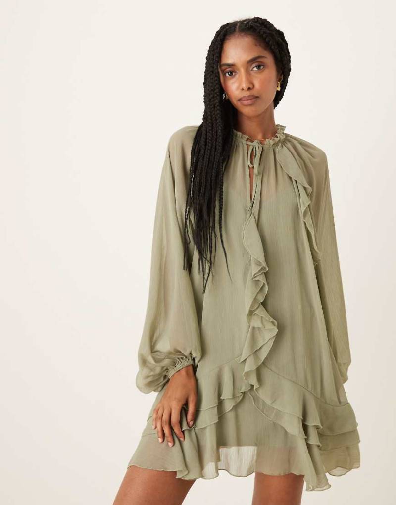 Glamorous - Chiffon-Minikleid im Boho-Stil in Salbeigrün mit Rüschen von Glamorous