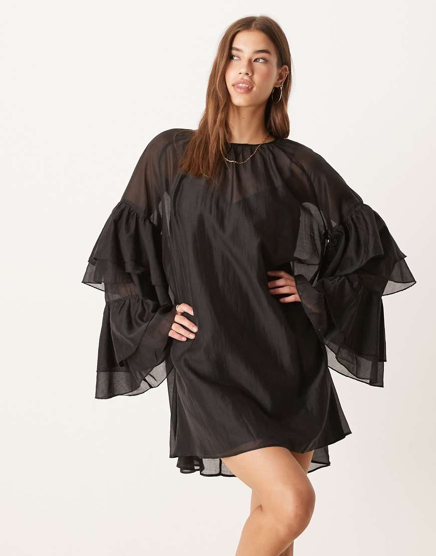 Glamorous - Chiffon-Minikleid im Boho-Stil in Schwarz mit Rüschen von Glamorous