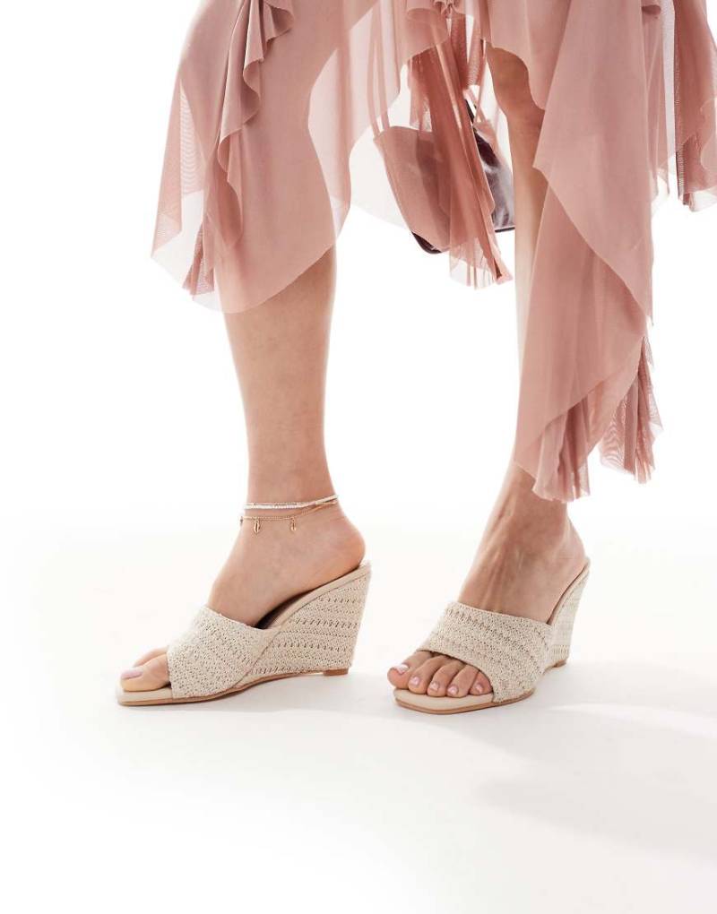 Glamorous - Cremeweiße Keilabsatz-Sandaletten im Häkeldesign von Glamorous