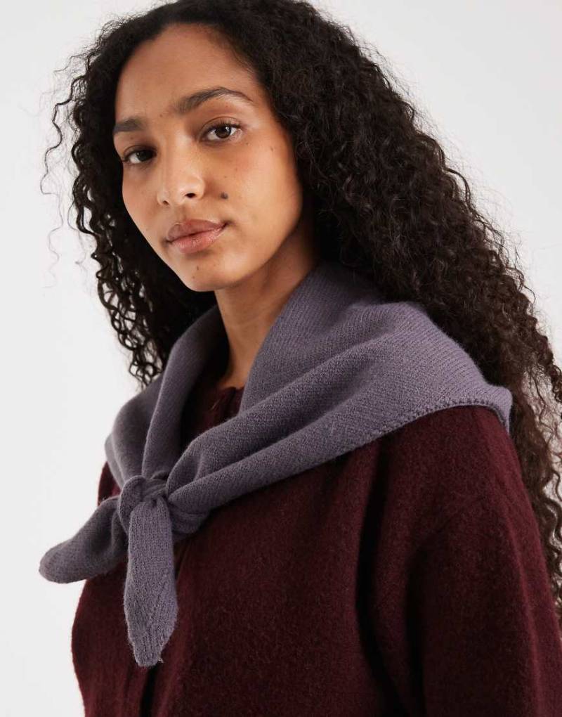 Glamorous - Dreieckiger Strickschal in Grau von Glamorous