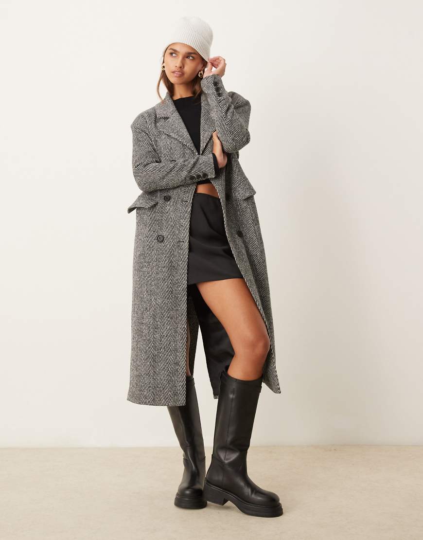 Glamorous - Eleganter Oversize-Mantel mit Winkelstreifenmuster in Schwarz-Weiß von Glamorous