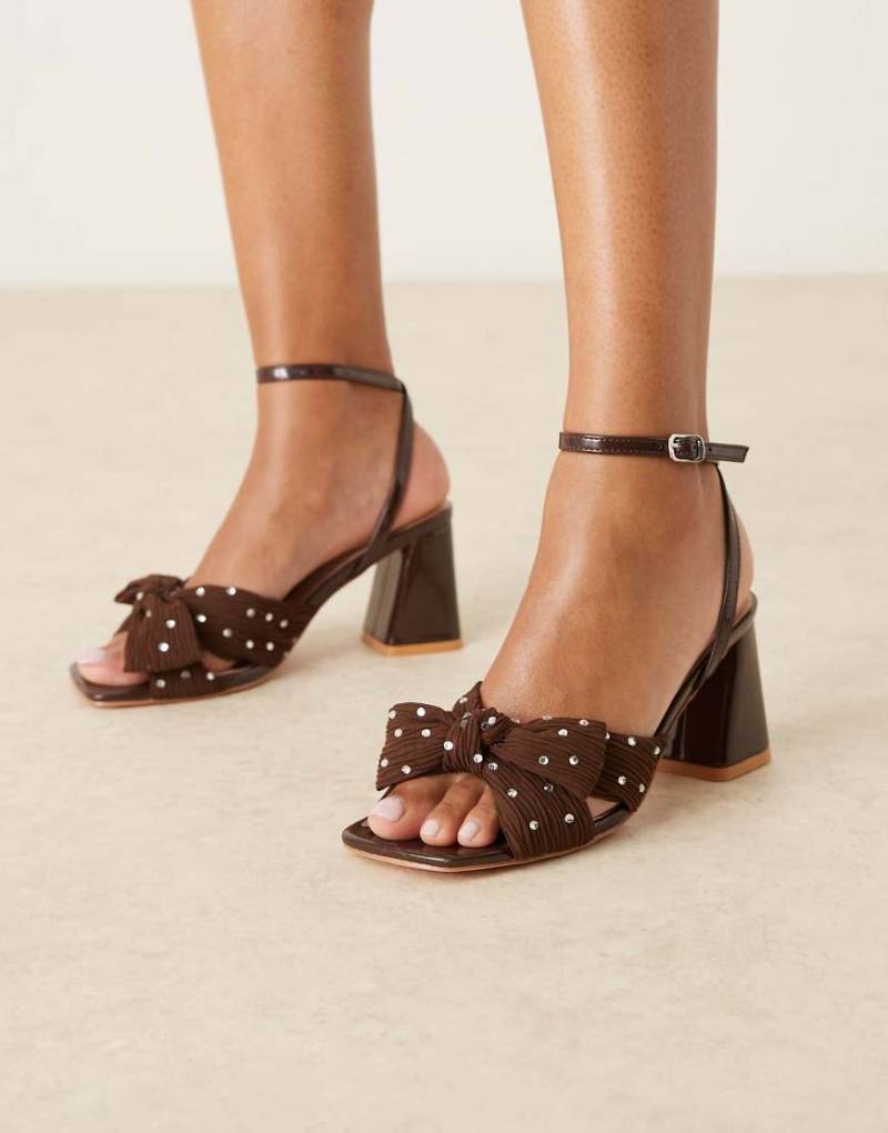 Glamorous - Exklusive Sandaletten in Braun mit mittelhohem Absatz und verzierter Schleife-Brown von Glamorous