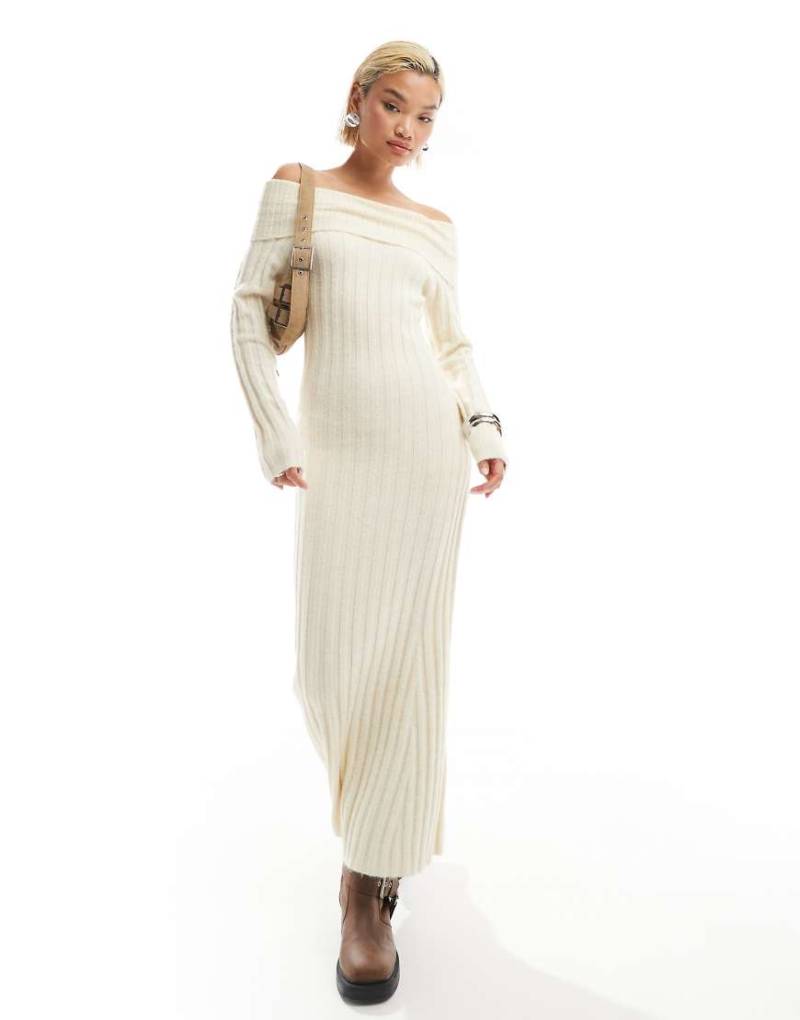 Glamorous - Figurbetontes, schulterfreies Maxi-Strickkleid in Cremeweiß von Glamorous