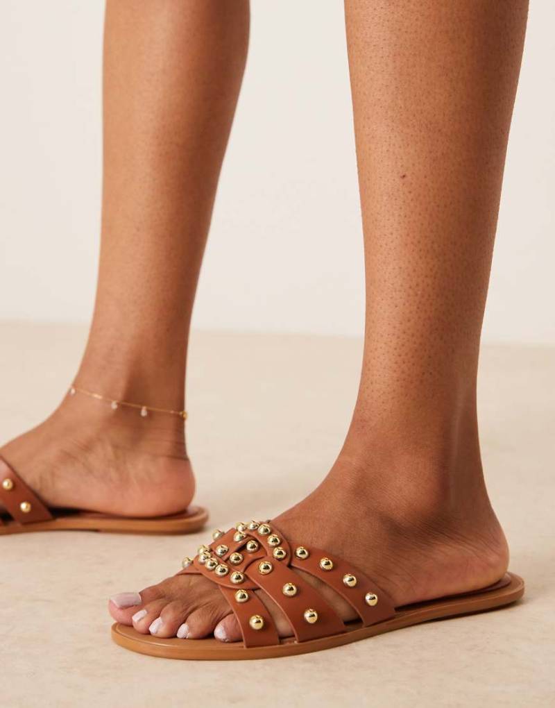 Glamorous - Flache Sandalen in Hellbraun mit Nietenbesatz von Glamorous