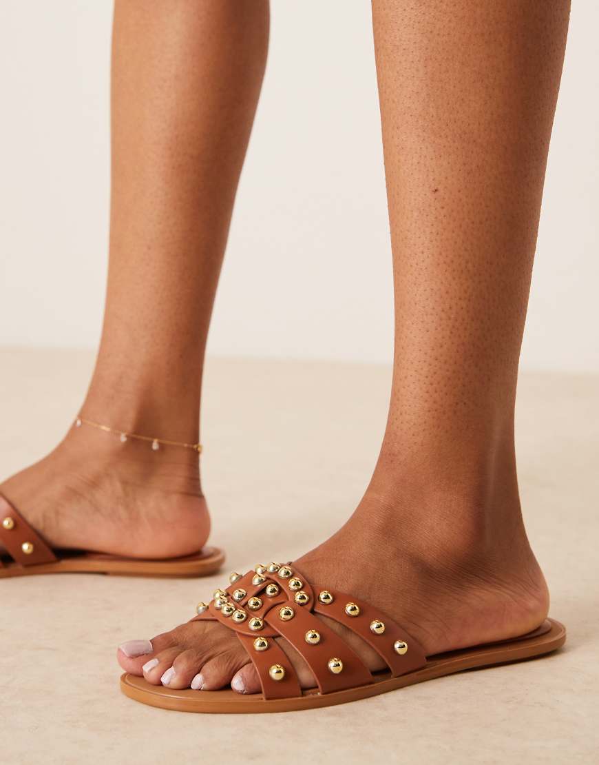 Glamorous - Flache Sandalen in Hellbraun mit Nietenbesatz von Glamorous