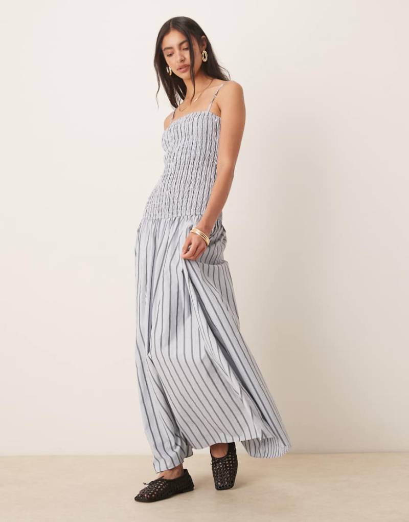 Glamorous - Gerafftes Maxikleid in Weiß und Anthrazit gestreift mit tiefer Taille von Glamorous