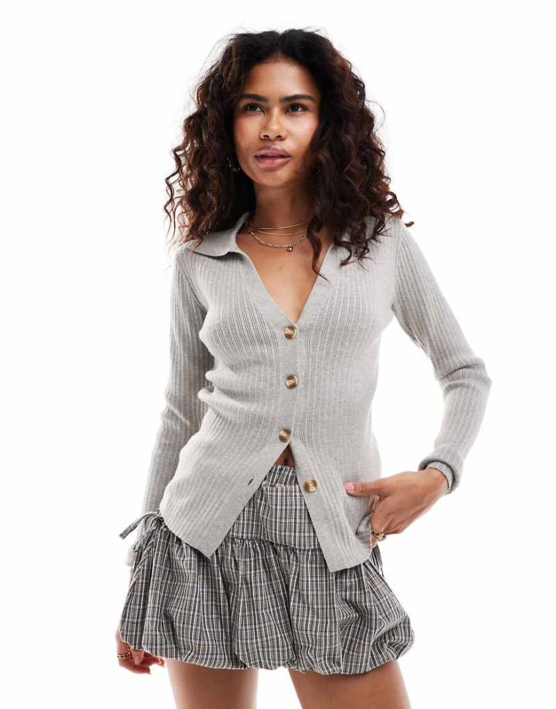 Glamorous - Gerippte Strickjacke in meliertem Grau mit Knopfleiste-Weiß von Glamorous