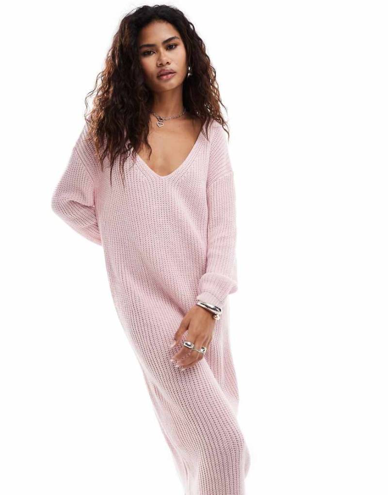 Glamorous - Geripptes Midi-Strickkleid in Zartrosa mit V-Ausschnitt von Glamorous
