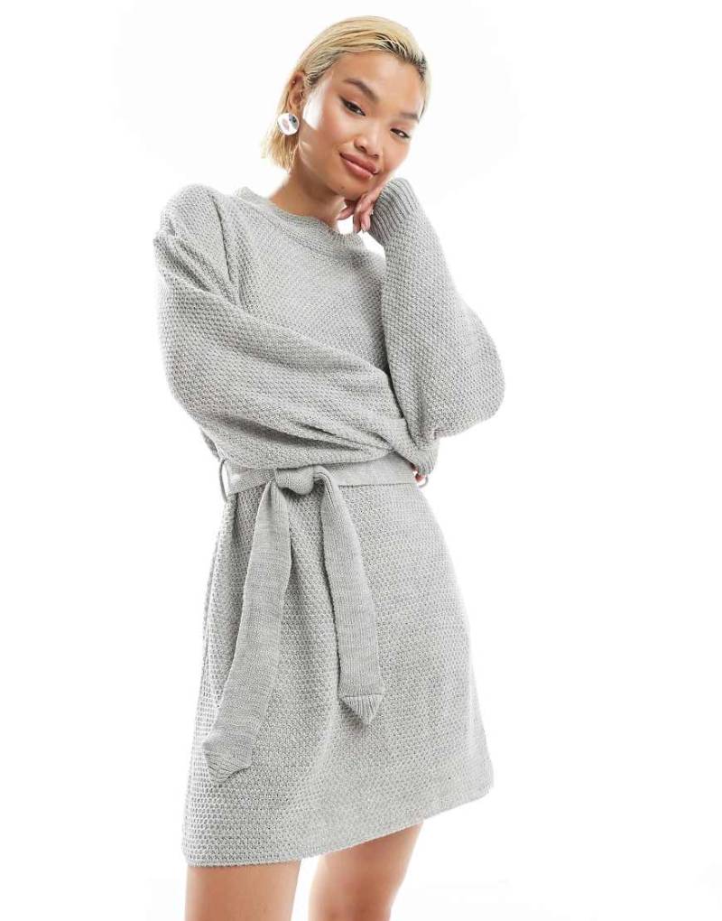 Glamorous - Geripptes Mini-Strickkleid in Grau meliert mit Bindegürtel von Glamorous