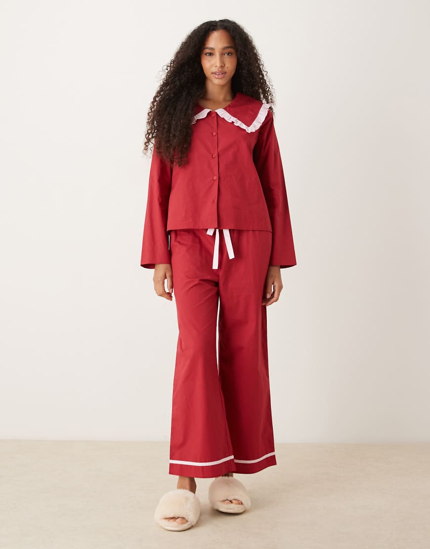 Glamorous - Gerüschtes Pyjamahemd und Hose in Rot mit Kontrastdetails in Rosa von Glamorous