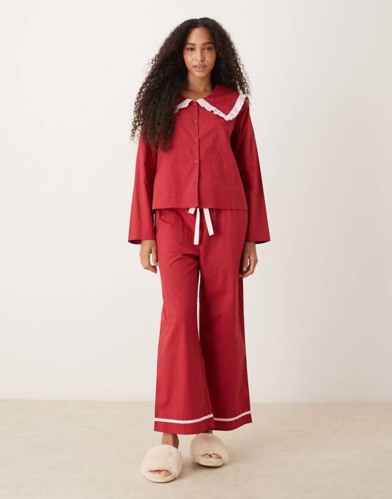 Glamorous - Gerüschtes Pyjamahemd und Hose in Rot mit Kontrastdetails in Rosa von Glamorous