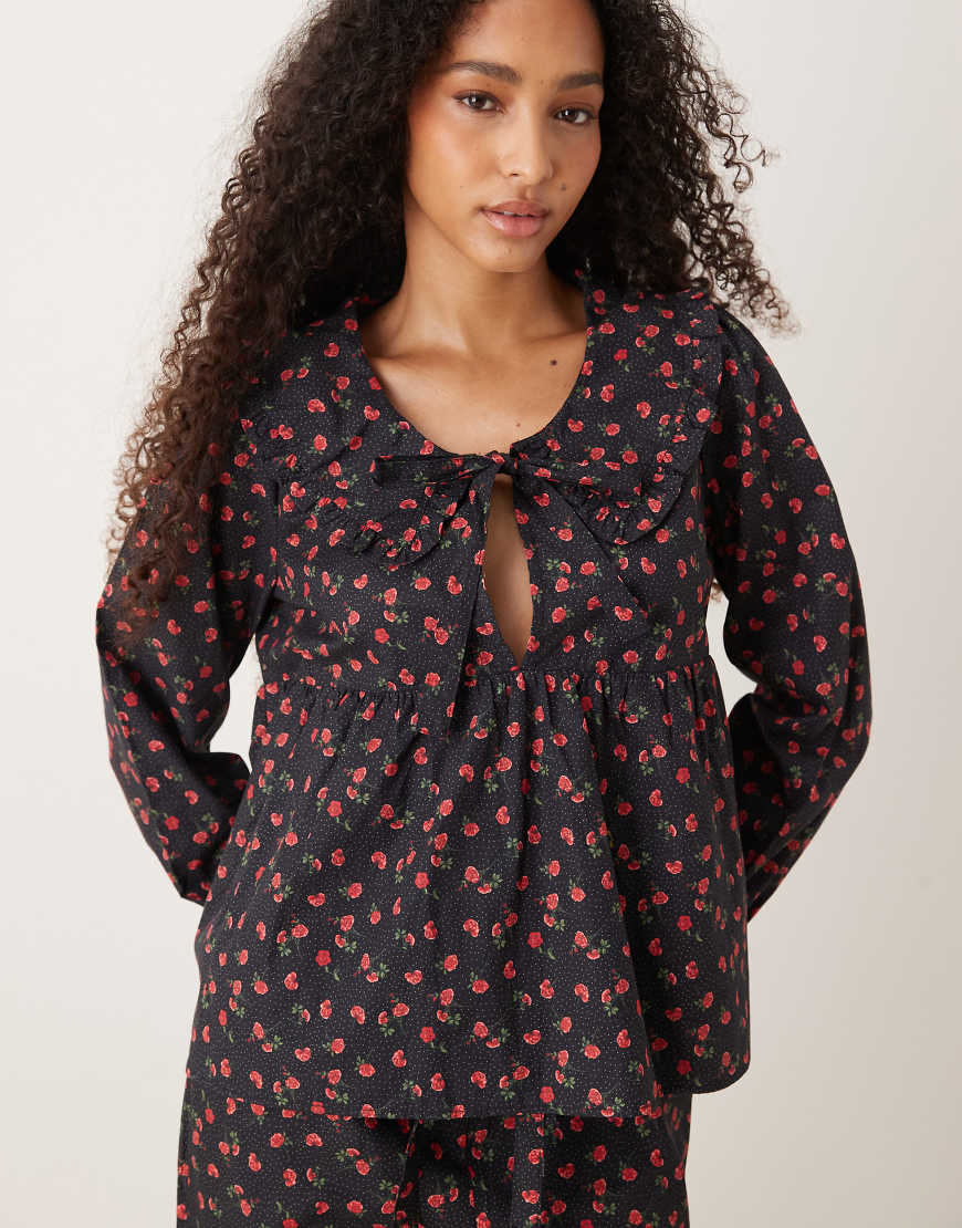 Glamorous - Gerüschtes Pyjamahemd und -Hose in Schwarz-Rot geblümt von Glamorous