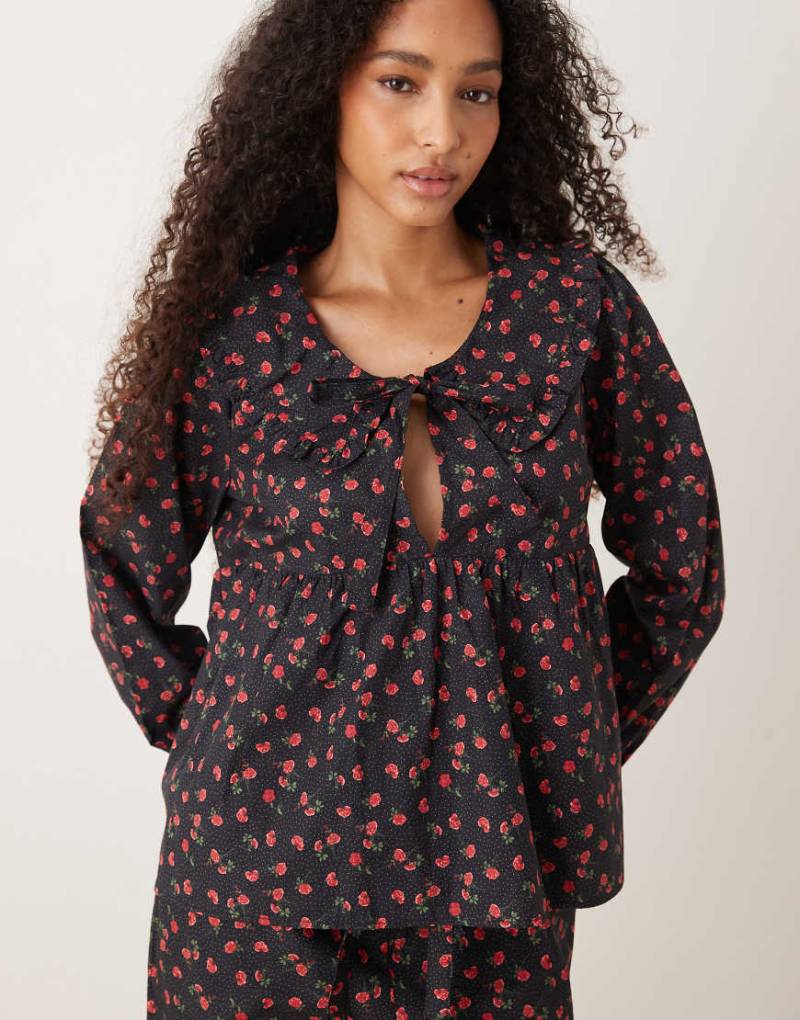 Glamorous - Gerüschtes Pyjamahemd und -Hose in Schwarz-Rot geblümt von Glamorous