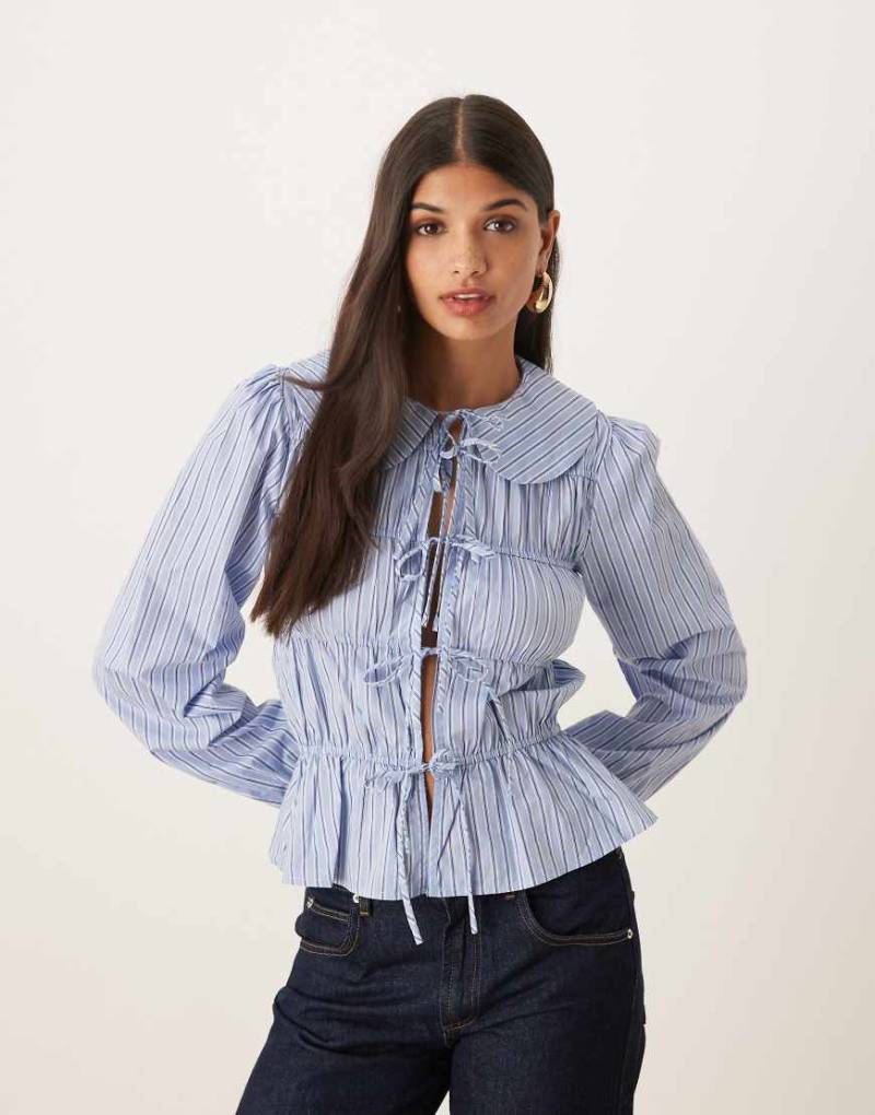 Glamorous - Gesmokte Bluse in gestreiftem Blau mit gebundener Vorderseite-Bunt von Glamorous