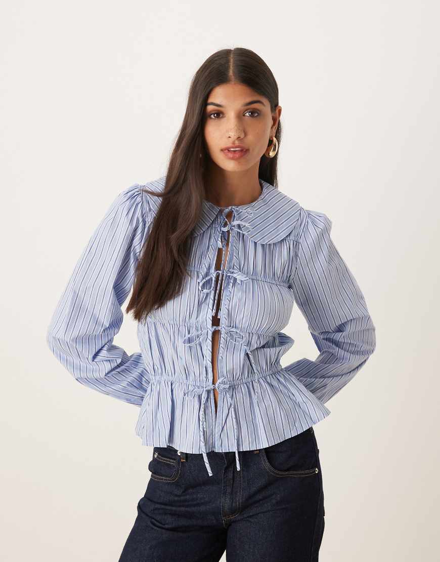 Glamorous - Gesmokte Bluse in gestreiftem Blau mit gebundener Vorderseite-Bunt Glamorous - Gesmokte Bluse in gestreiftem Blau mit gebundener Vorderseite-Bunt von Glamorous