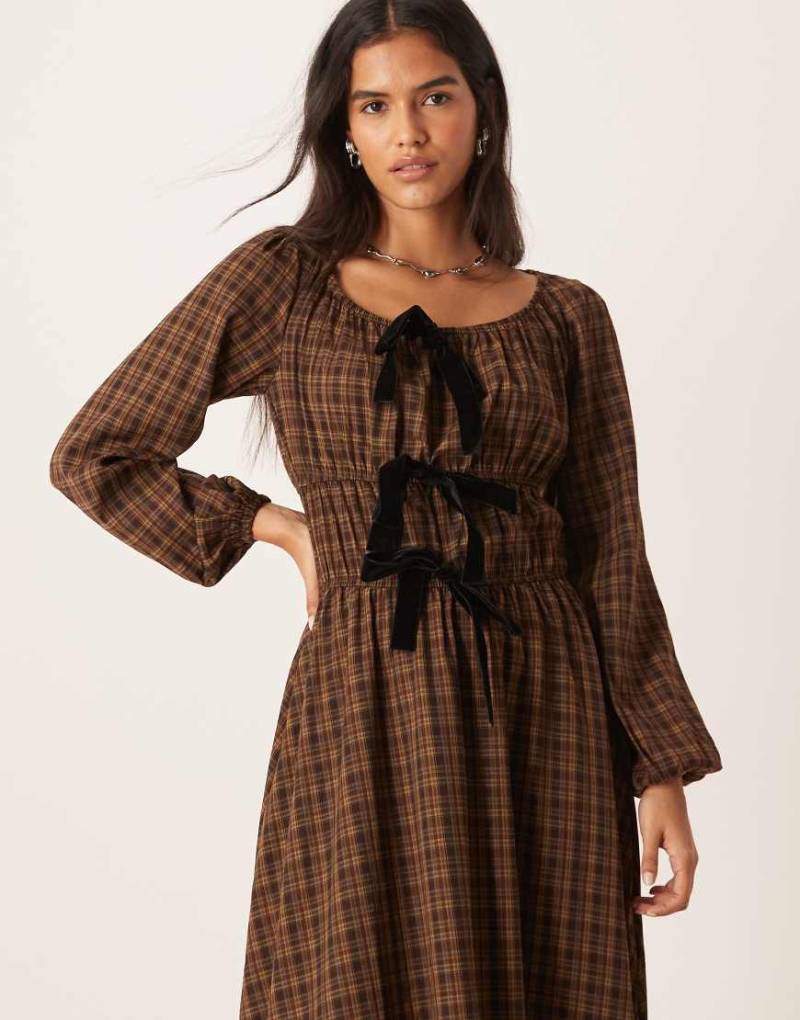 Glamorous - Gesmoktes Maxikleid in Schwarz-Braun kariert mit Bindedetail vorne-Bunt von Glamorous