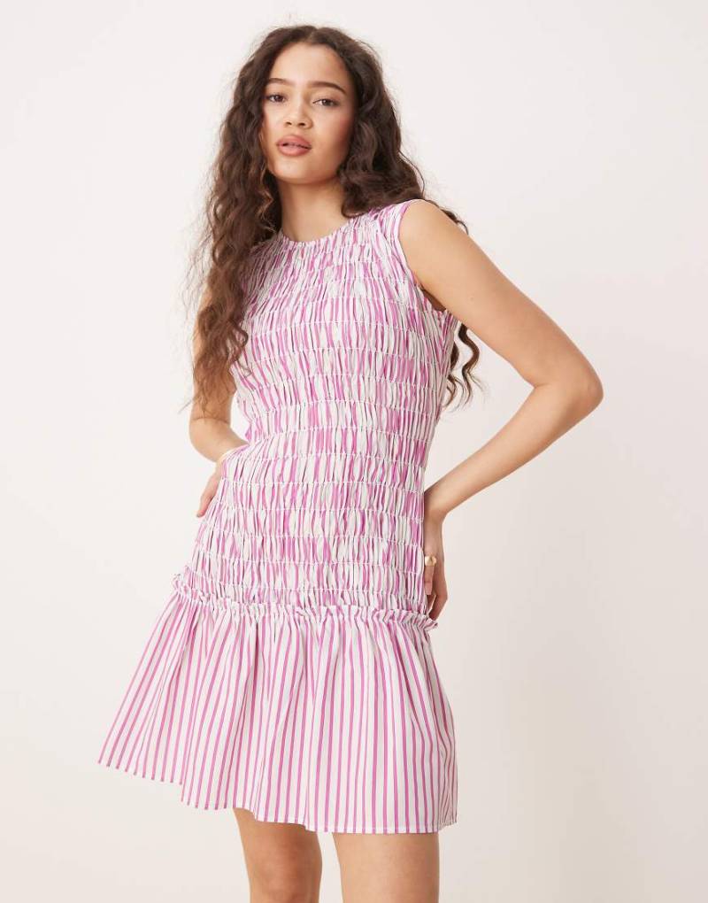 Glamorous - Gesmoktes Minikleid in Rosa gestreift mit tiefer Taille von Glamorous