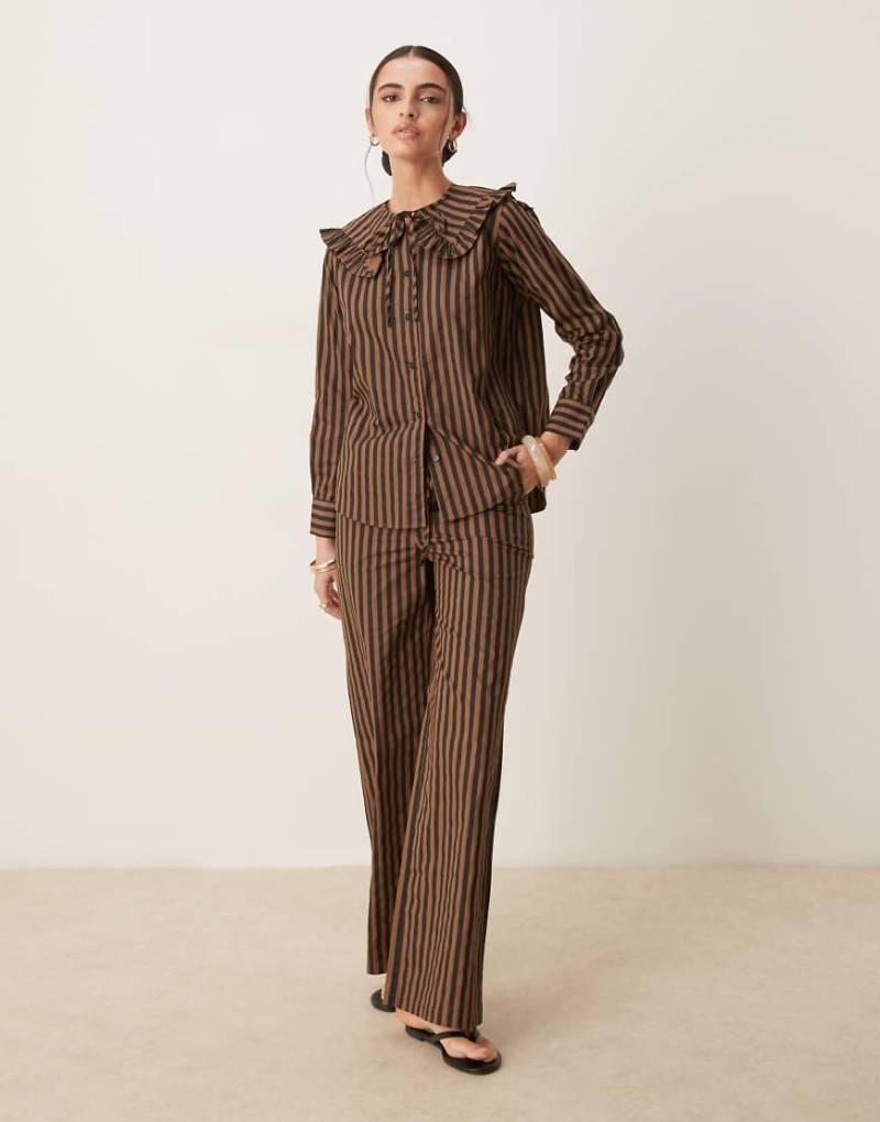 Glamorous - Gestreifte Hose in Braun-Schwarz mit weitem Bein von Glamorous