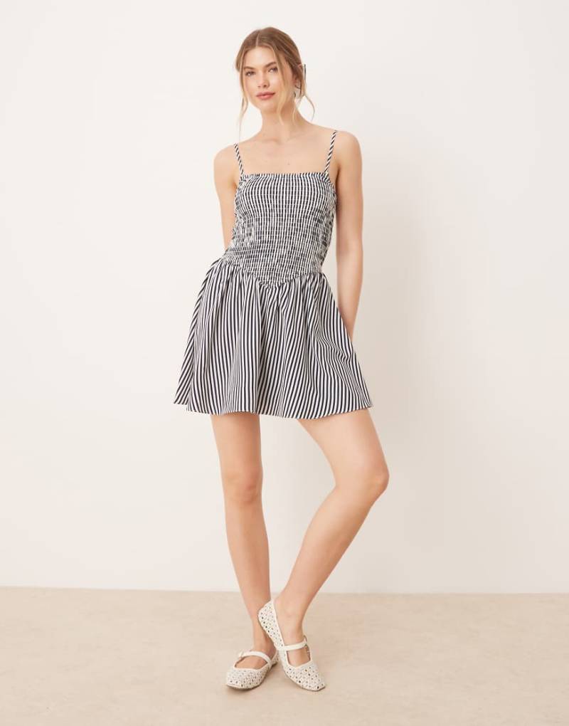 Glamorous - Gestreiftes, gesmoktes Minikleid in Marineblau-Weiß mit tiefer Taille-Bunt von Glamorous