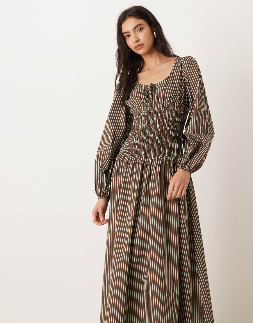 Glamorous - Gestreiftes Maxikleid in Braun-Blau mit abfallender Taille und gesmoktem Oberteil-Bunt von Glamorous