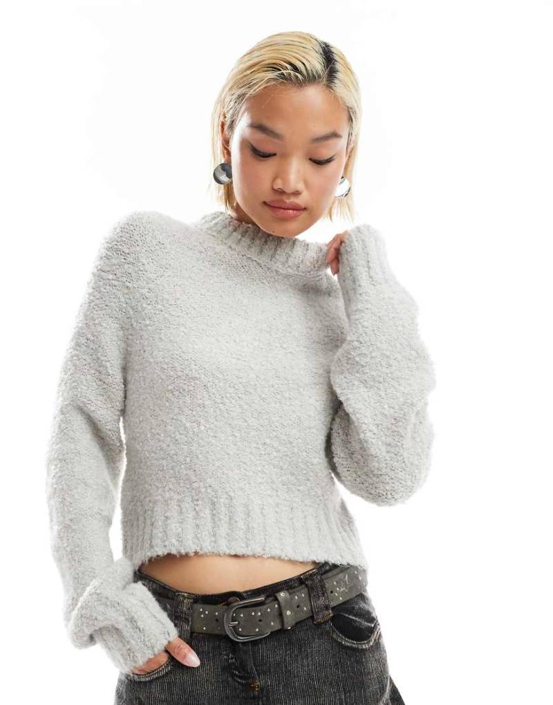 Glamorous - Grober Strickpullover in Grau meliert mit kastigem Schnitt-Weiß von Glamorous