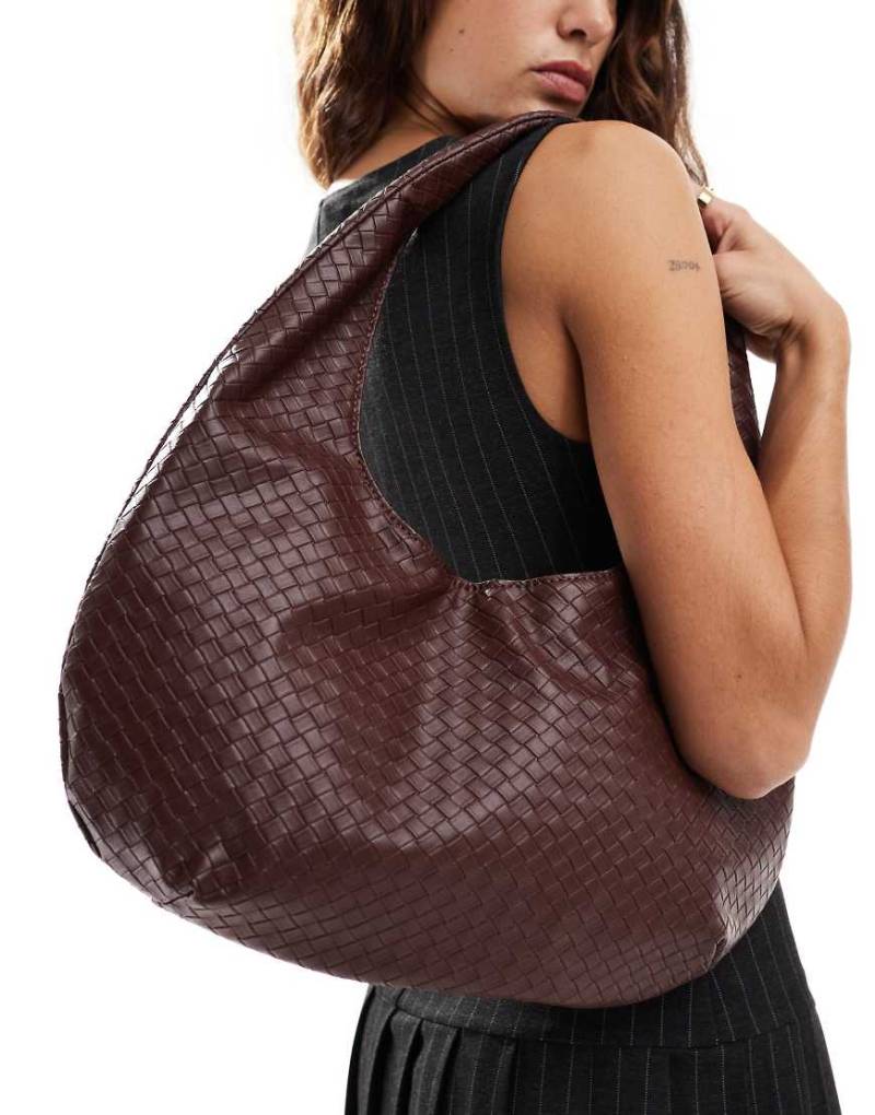 Glamorous - Große Schultertasche mit Webstruktur in Dunkelbraun-Brown von Glamorous