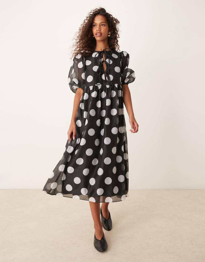 Glamorous - Hängerkleid in Schwarz mit Tupfen in Weiß und Puffärmeln von Glamorous