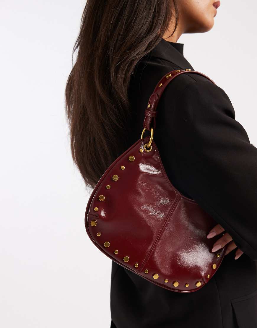 Glamorous - Halbmondförmige Schultertasche in Burgunderrot mit Nieten von Glamorous