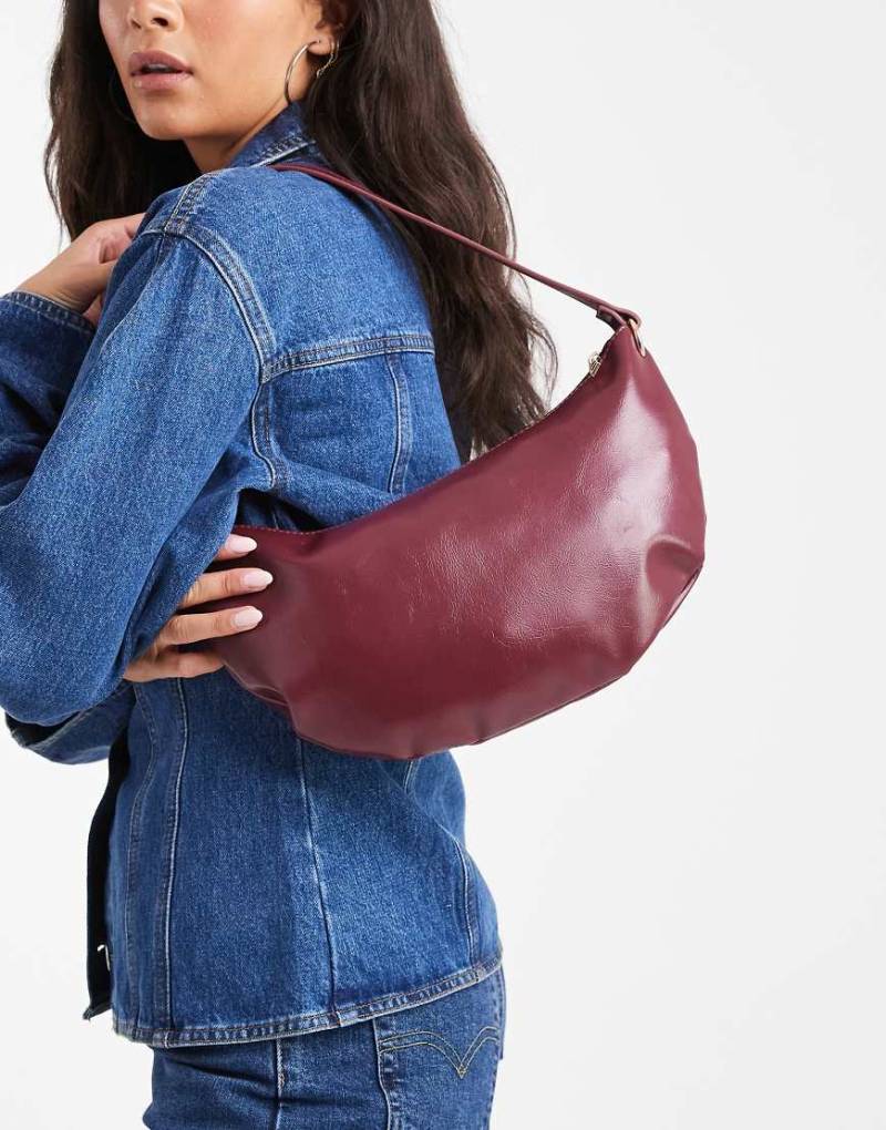 Glamorous - Halbmondförmige Schultertasche in Burgunderrot von Glamorous