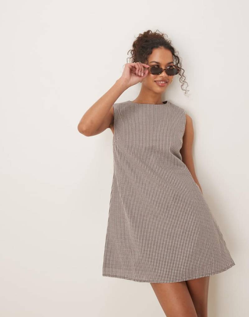 Glamorous - Kariertes Mini-Hängerkleid in Braun-Weiß von Glamorous
