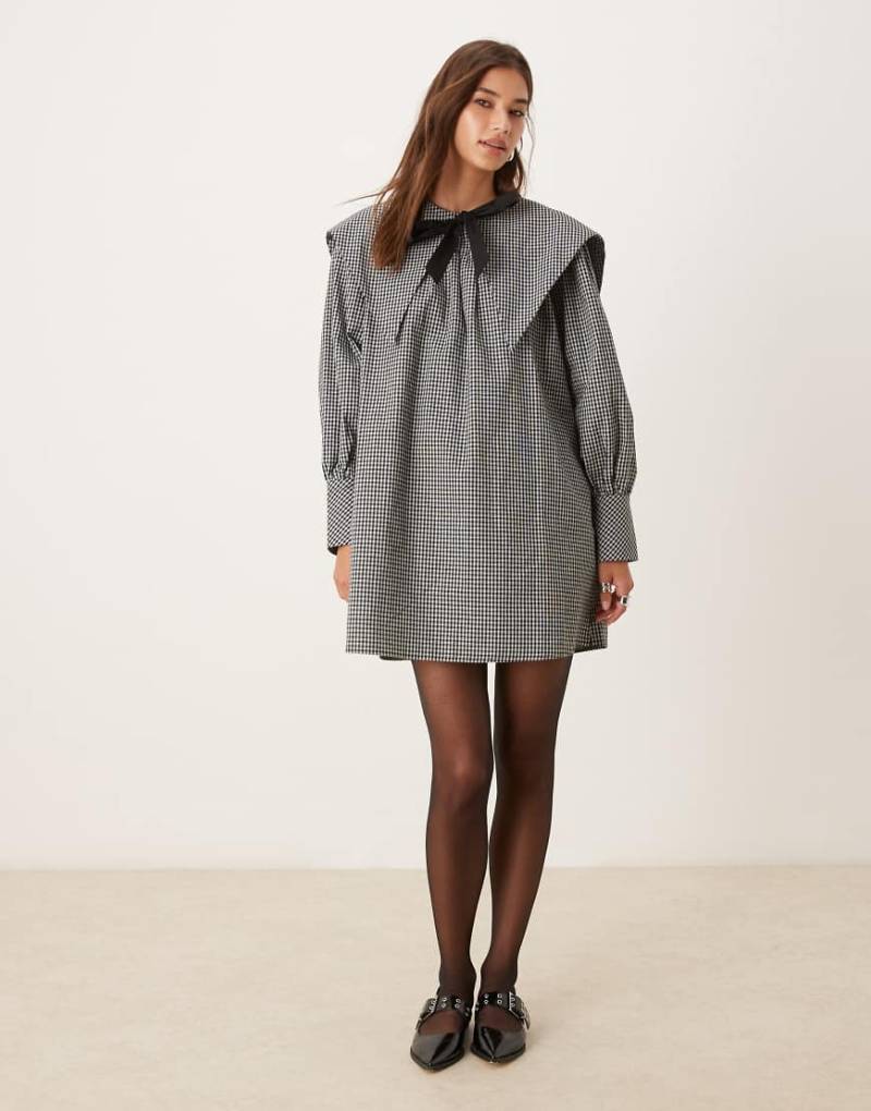Glamorous - Kariertes Mini-Hängerkleid in Schwarz-Weiß mit auffälligem Kragen und Bindedetail von Glamorous